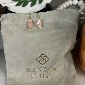 Kendra Scott gold lemmi earrings in rose quartz